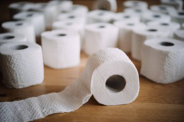 Bir yığın beyaz mendil tuvalet kağıdı rulosu.