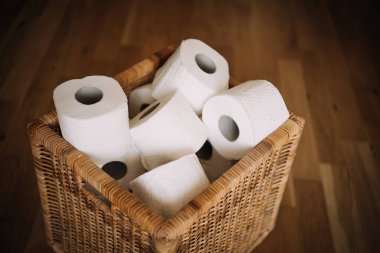 Bir kutuda birkaç tuvalet kağıdı rulosu