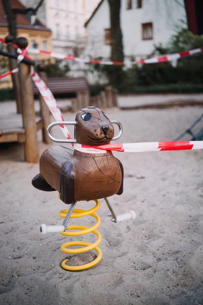 Zamknięty plac zabaw, na którym dzieci nie mogą się już bawić — Zdjęcie stockowe