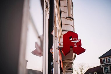 Ülkede kullanılan geleneksel eczane işaretini gösteren Alman eczanesi.