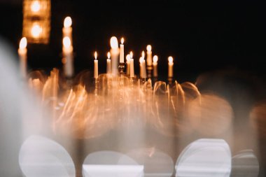 Karanlık odada yanan mumlarla retro şamdanlar