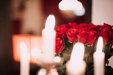 Bir odanın içinde büyük bir buket çiçek.