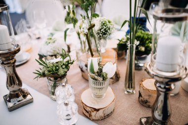 Boho ve kırsal tarzda düğün masası dekorasyonu için ilham.