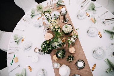 Boho ve kırsal tarzda düğün masası dekorasyonu için ilham.