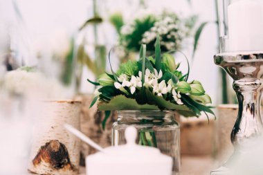 Boho ve kırsal tarzda düğün masası dekorasyonu için ilham.