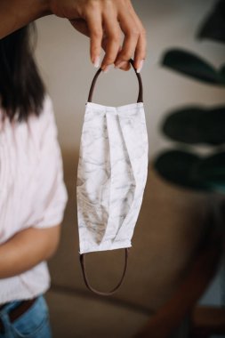 Kendi başına koruyucu bir yüz maskesi yaratmak.