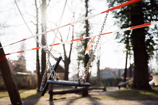 Parque infantil é fechado com barreiras no balanço — Fotografia de Stock