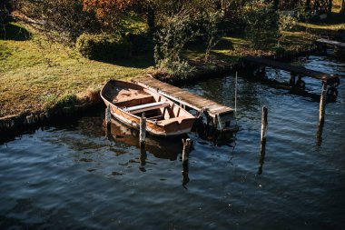 Bir gölün kıyısında ıssız bir kayık.