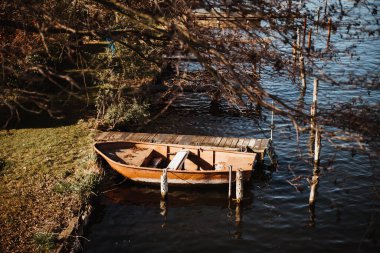 Bir gölün kıyısında ıssız bir kayık.