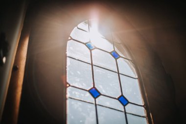 Kilisenin penceresinden süzülen güneş ışığı