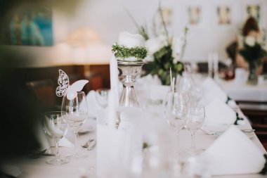 Düğün yemeği için oturma odasına masa servis edildi.