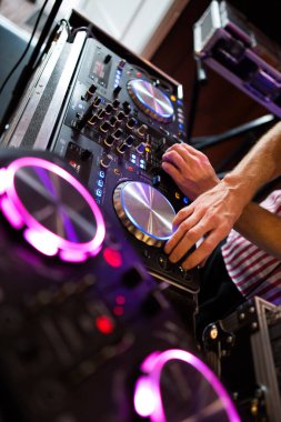 Karıştırıcısında çalan bir DJ 'in fotoğrafı