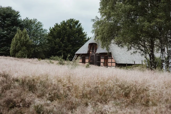 Uma casa de campo no meio do nada — Fotografia de Stock