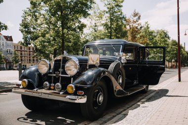 Sokakta siyah bir klasik araba.
