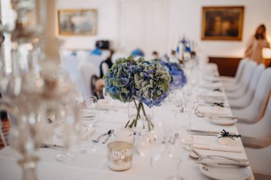 Boş tabakları olan yemek masasının fotoğrafı.