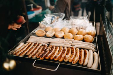 Sosisli ve ızgara ekmeğin fotoğrafı.