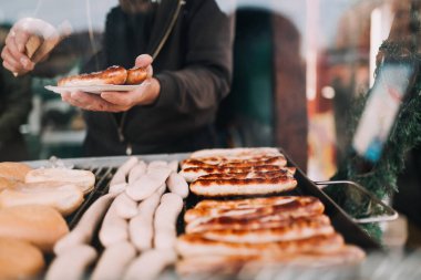 Sosisli ve ızgara ekmeğin fotoğrafı.