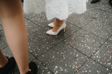 Sokakta beyaz bir gelin ayakkabısının fotoğrafı.