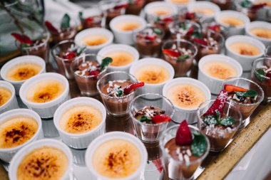 Açık büfede creme brulee tatlısı