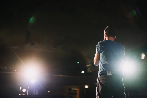 Indietro di un uomo sul palco da dietro — Foto Stock