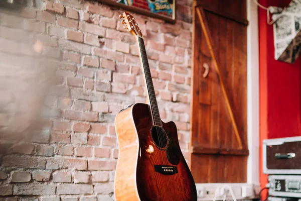 Κιθάρα με έναν τοίχο από τούβλα στο backgraund — Φωτογραφία Αρχείου