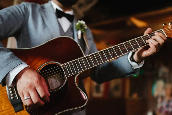 Foto van een man die gitaar speelt — Stockfoto