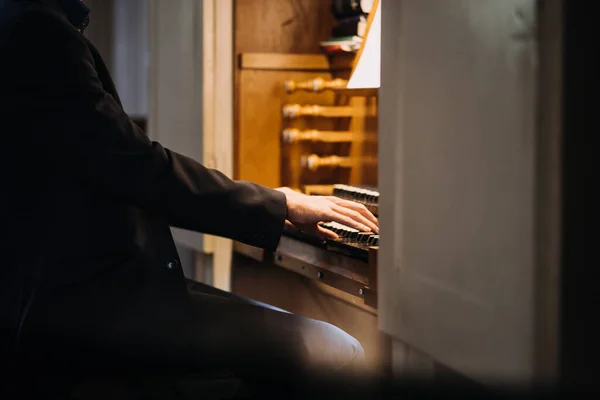 Foto di un uomo che suona il pianoforte in una chiesa — Foto Stock