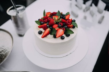 Üzerinde çilek olan beyaz pasta fotoğrafı.