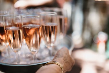 Champaign gözlüklü bir kutlama fotoğrafı