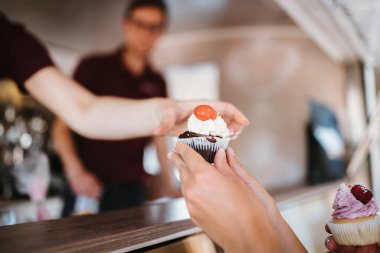 Bir dükkanda servis edilen fincan kekin fotoğrafı.