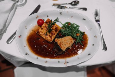 Tabakta akşam yemeği fotoğrafı.