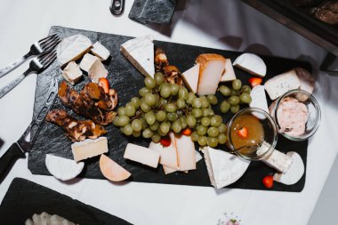 Farklı tipte peynirli bir tabağın fotoğrafı.