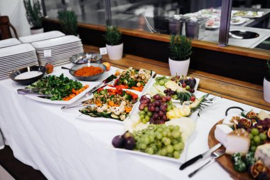 Tabakta servis edilen küçük aperatiflerin fotoğrafı.