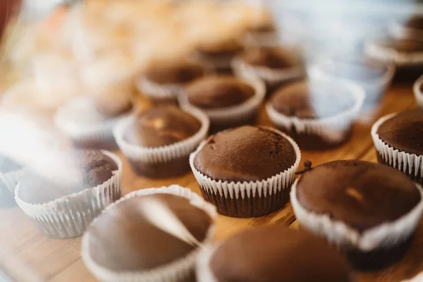 Foto de pasteles de chocolate fresco dentro del horno — Foto de Stock