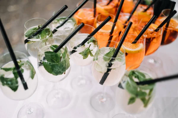 Foto de bebidas frías de verano en vasos —  Fotos de Stock