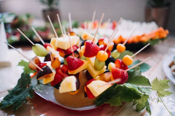 Foto de tipos diferentes de frutos em um pau — Fotografia de Stock