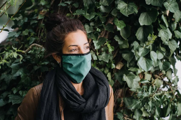 Foto de una mujer en el bosque con una máscara facial — Foto de Stock