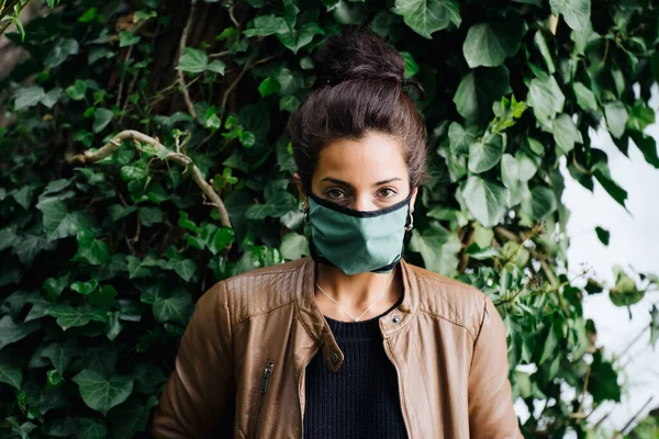 Foto de una joven en el bosque con una máscara facial — Foto de Stock