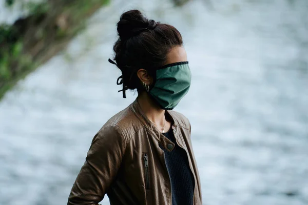 Foto de una mujer con una máscara que cubre su cara — Foto de Stock