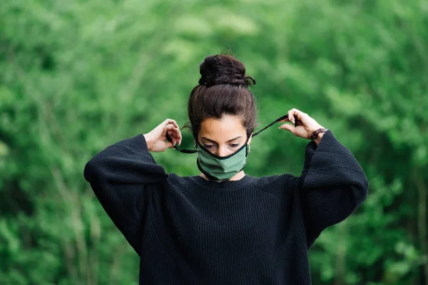 Fénykép egy nőről az erdőben arcmaszkot visel — Stock Fotó