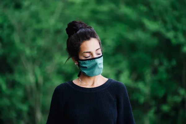 Foto di una donna nella foresta che indossa una maschera — Foto Stock