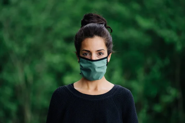 Foto di una bella donna che indossa una maschera facciale — Foto Stock