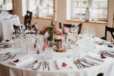 Düğün yerindeki bir yemek masasının fotoğrafı.