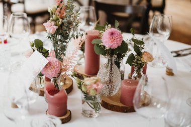 Düğün yerindeki bir yemek masasının fotoğrafı.