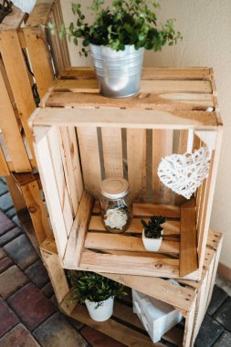 Ahşap kutulardaki bitkilerin fotoğrafı.