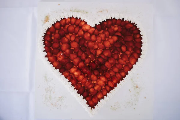 Foto de um bolo em forma de coração com morangos — Fotografia de Stock