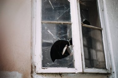 Kırık camlı eski bir pencerenin fotoğrafı