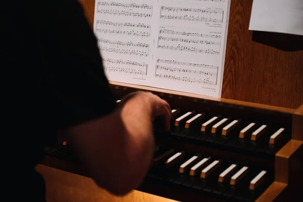 Foto de um homem tocando um órgão em uma igreja — Fotografia de Stock