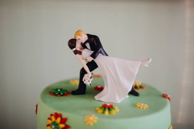 Yeşil düğün pastasının fotoğrafı.