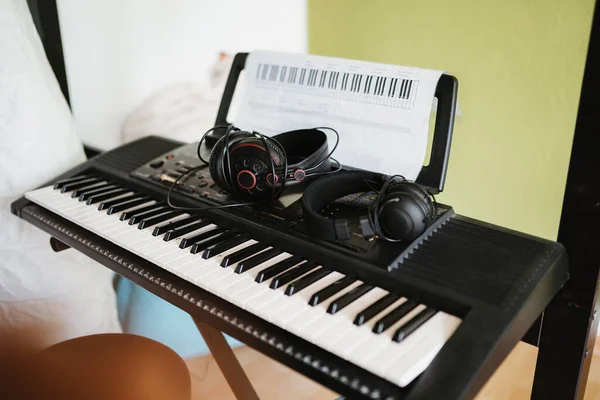 Photo of a keyboard piano in the house — Stock Photo, Image